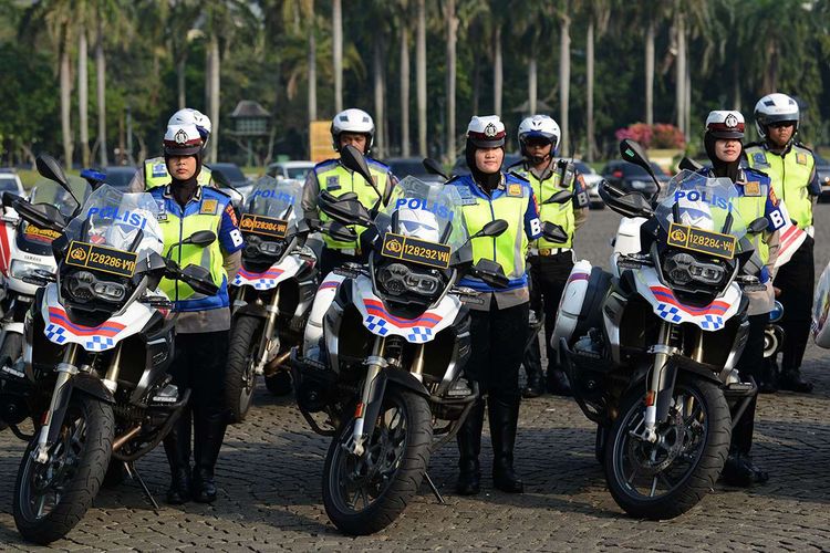 Sejumlah personel Polri mengikuti Apel Konsolidasi Operasi Ketupat Jaya 2019 dan Kesiapan PAM Perselisihan Hasil Pemilihan Umum (PHPU) Mahkamah Konstitusi (MK) di Lapangan Monas, Jakarta, Kamis (13/6/2019). Apel yang diikuti oleh prajurit TNI, Polri, Satpol PP, Dinas Perhubungan dan Pemadam Kebakaran tersebut untuk memastikan kesiapan personel dalam pengamanan sidang PHPU di MK.