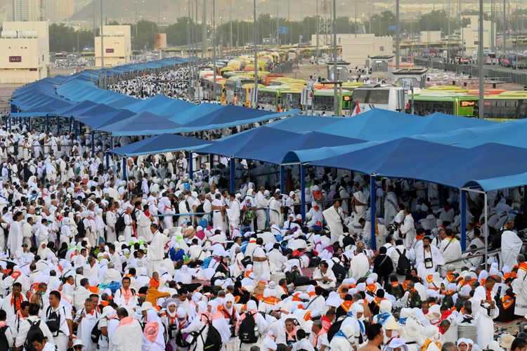 Jamaah haji Indonesia memadati area mabit di Muzdalifah, Makkah, Arab Saudi, Jumat (6/6/2025). Setelah mabit di Muzdalifah, jamaah haji melanjutkan perjalanan ke Mina untuk melempar jumrah Aqabah. ANTARA FOTO/Andika Wahyu/foc.