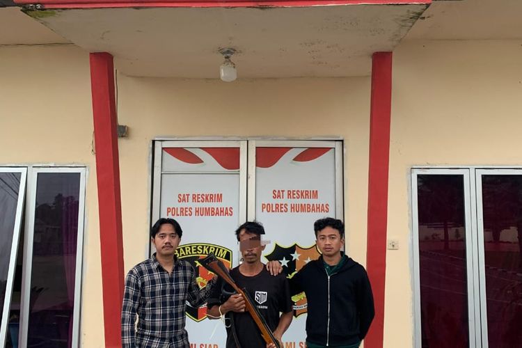 Pria di Humbahas  inisial LH, ditahan polisi karena salah bidik saat memburu tupai. Pelurunya melesat dan menewaskan korban inisial HB.