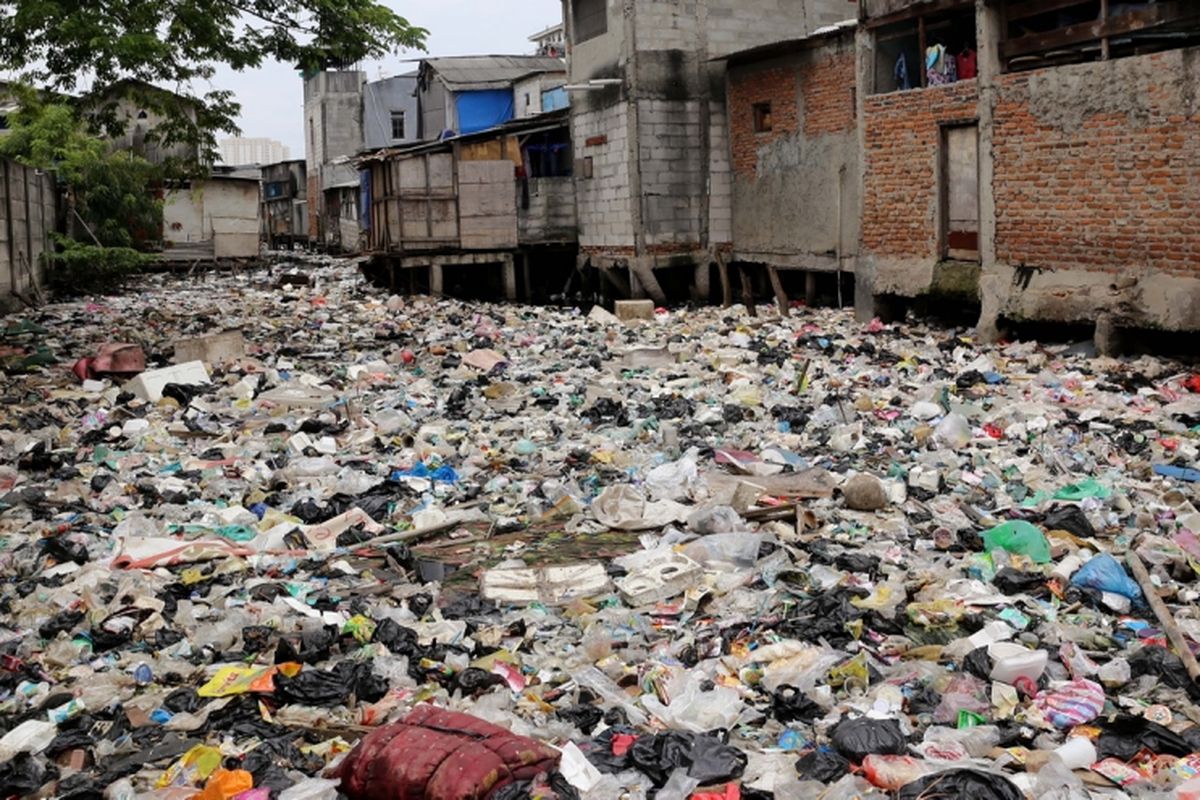 Suasana sampah yang menumpuk di Kali Gendong, Waduk Pluit, Penjaringan, Jakarta Utara, Selasa (14/3/2017). Kurangnya kesadaran masyarakat membuang sampah sembarangan mengakibatkan sampah plastik dari rumah tangga nyaris menyerupai daratan tersebut menumpuk di sepanjang Kali Gendong.