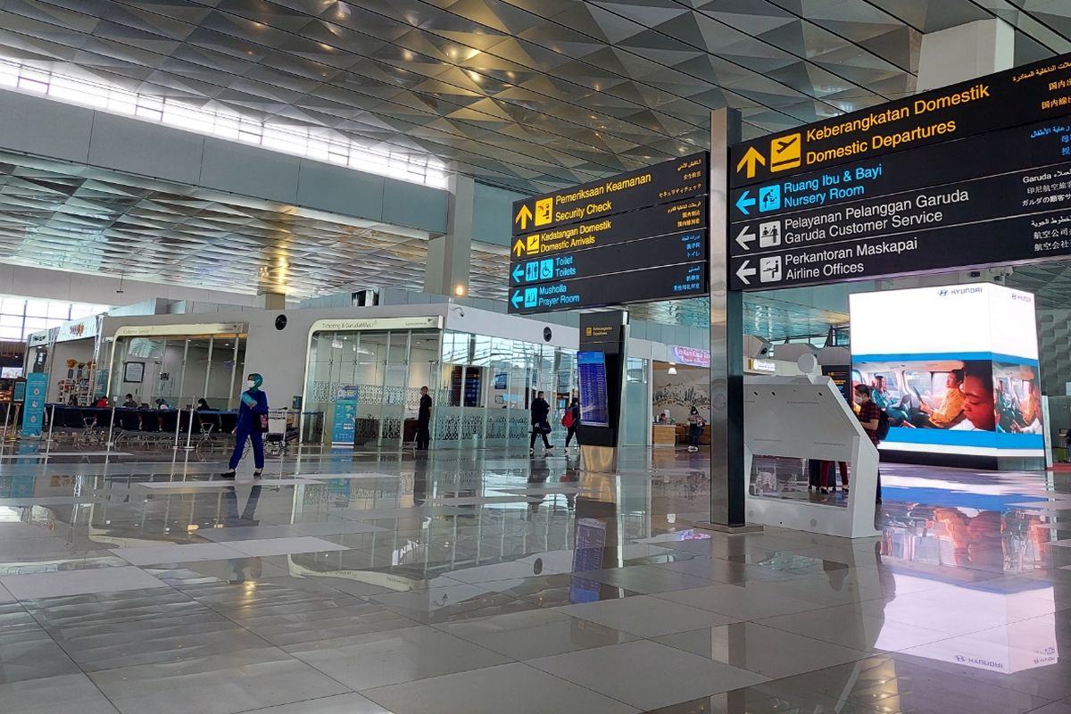 Suasana di Terminal 3 Bandara Soekarno-Hatta, Kota Tangerang, Selasa (26/10/2021).