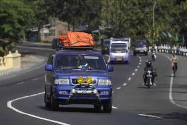 Arus Mudik di Jalur Selatan - Pemudik melintas di Jalan Wates KM 12, Sedayu, Bantul, DI Yogyakarta, yang merupakan bagian dari jalur selatan Pulau Jawa, Senin (13/8/2012).   