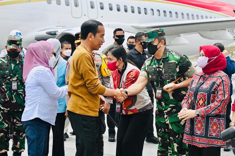 Presiden Joko Widodo dan Ibu Negara Iriana Joko Widodo melanjutkan perjalanan ke provinsi Sumatera Utara dari Jawa Tengah pada Minggu (26/2/2023). 