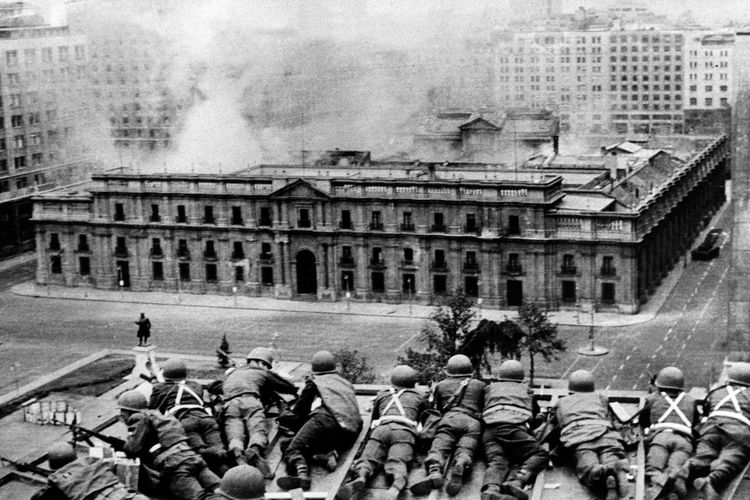 Tentara Chile bersiaga di atap istana kepresidenan La Moneda pada 11 September 1973, saat kudeta bernama Operasi Jakarta yang dipimpin Jenderal Augusto Pinochet dilancarkan untuk menggulingkan Presiden Salvador Allende.