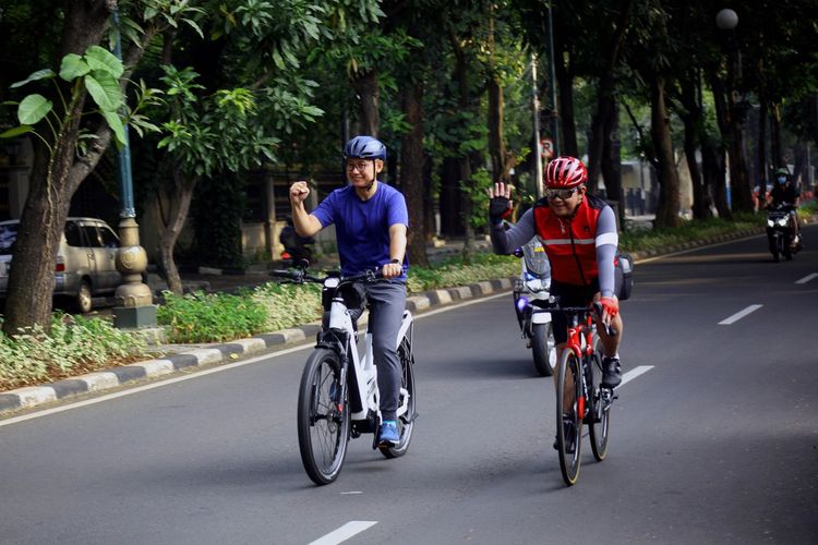 Sekretaris Jenderal PDI-P Hasto Kristiyanto dan Sekjen PAN Eddy Soeparno sepeda bersama di kawasan Menteng, Jakarta, Jumat (15/7/2022) pagi.