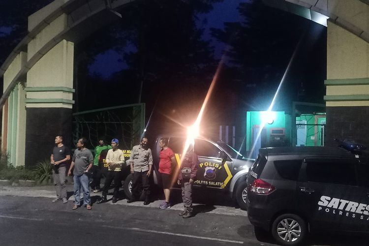 Anggota Polres Salatiga bersiaga mencegah tawuran yang terjadi di Jalan Lingkar Salatiga