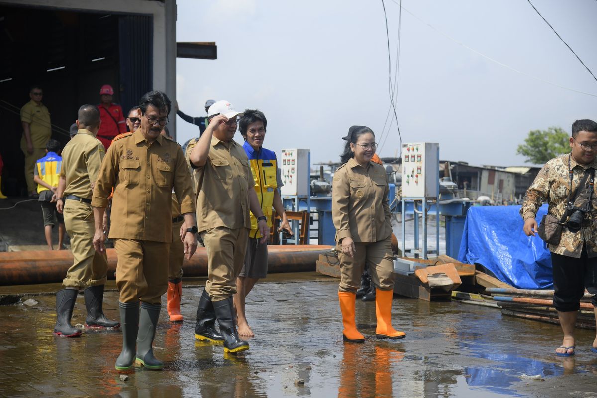 Wali Kota (Walkot) Semarang Agustina Wilujeng di sela-sela peninjauan di Pompa Kali Sringin, Kelurahan Trimulyo, Kecamatan Genuk, Senin (27/10/2025).
