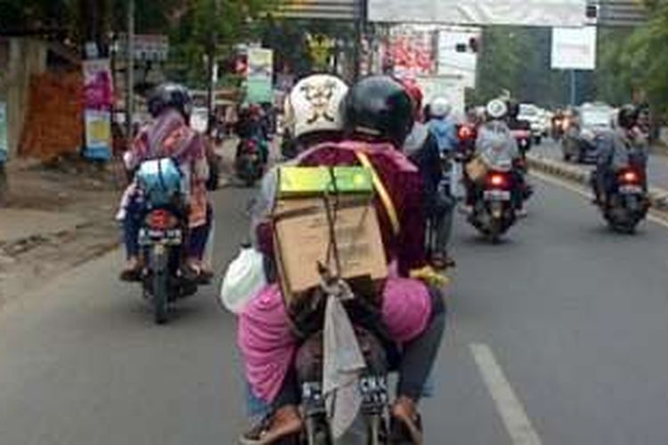 Ilustrasi pemudik yang menggunakan sepeda motor melintas di Kalimalang.