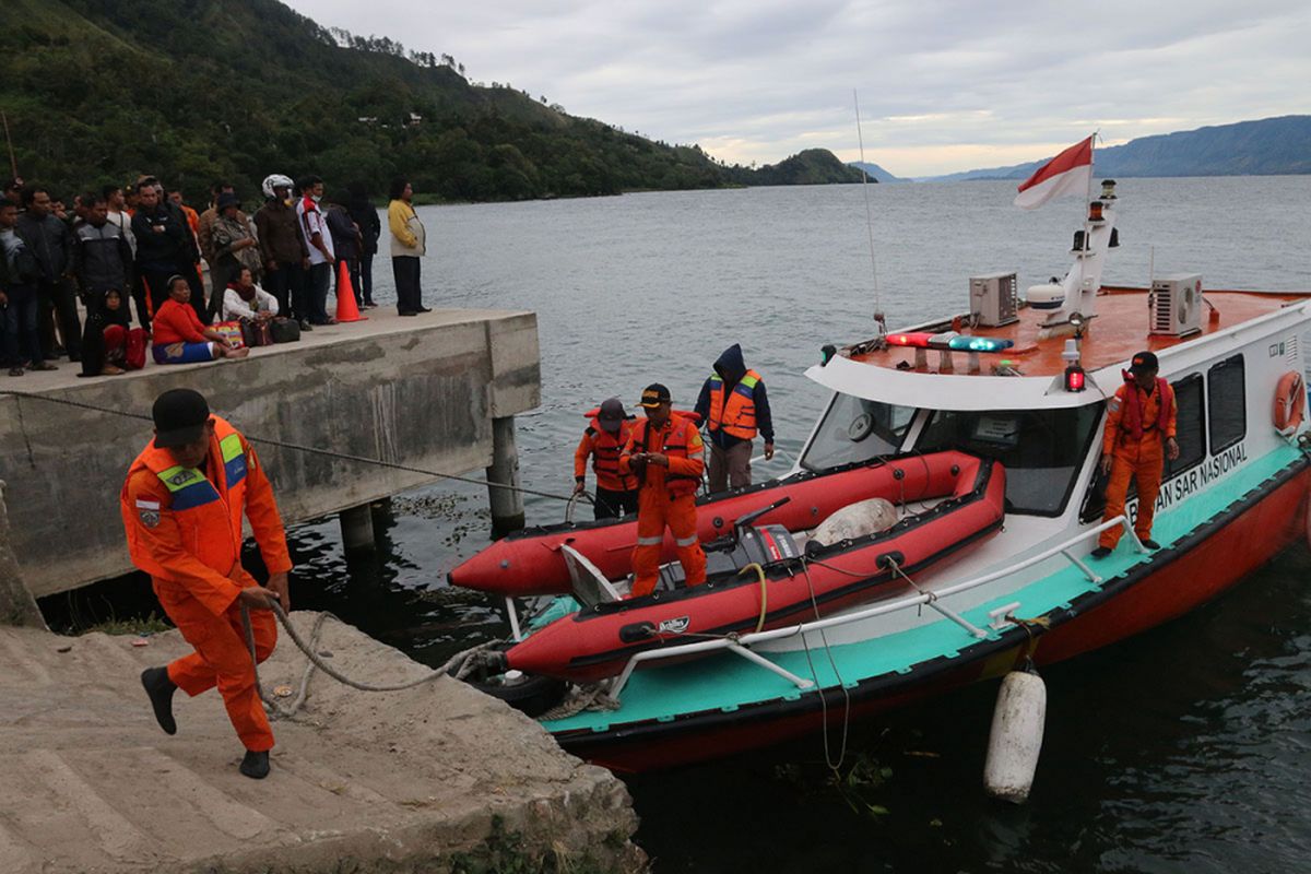 Personel Basarnas bersiap melakukan pencarian korban KM Sinar Bangun yang tenggelam di Danau Toba, Simalungun, Sumatera Utara, Selasa (19/6/2018). KM Sinar Bangun yang mengangkut ratusan penumpang tenggelam di Danau Toba pada Senin sore, dengan dilaporkan 1 penumpang tewas, belasan selamat, dan ratusan lainnya masih dalam proses pencarian.