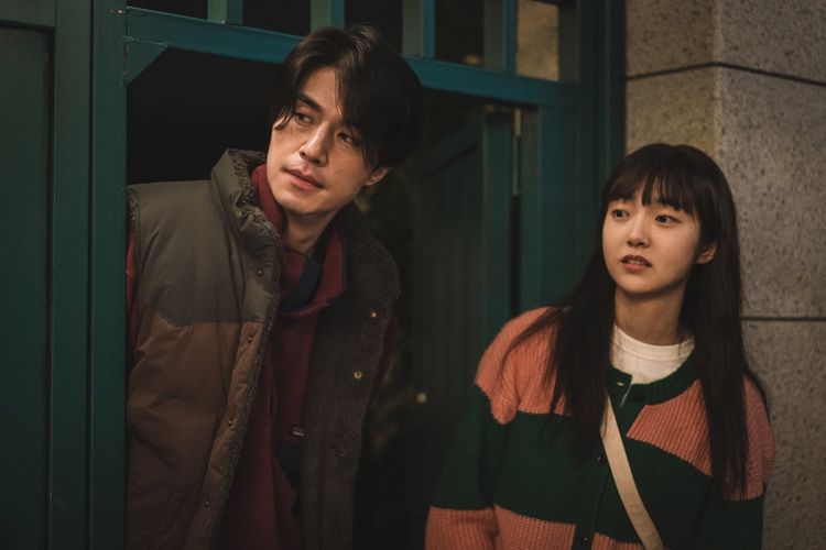 Potongan adegan drama Korea A Shop For Killers yang dibintangi Lee Dong Wook dan Kim Hye Jun.