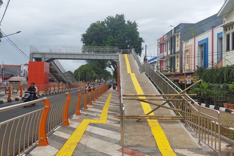 Jembatan Penyeberangan Orang (JPO) di Taman Secawan Depok, Pancoran Mas, yang saat ini aksesnya ditutup bambu, Rabu (7/2/2024).