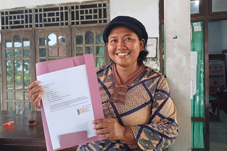 Kades Wasiat Kecamatan Ngombol, Kabupaten Purworejo menunjukkan surat pengunduran diri para Ketua RT 