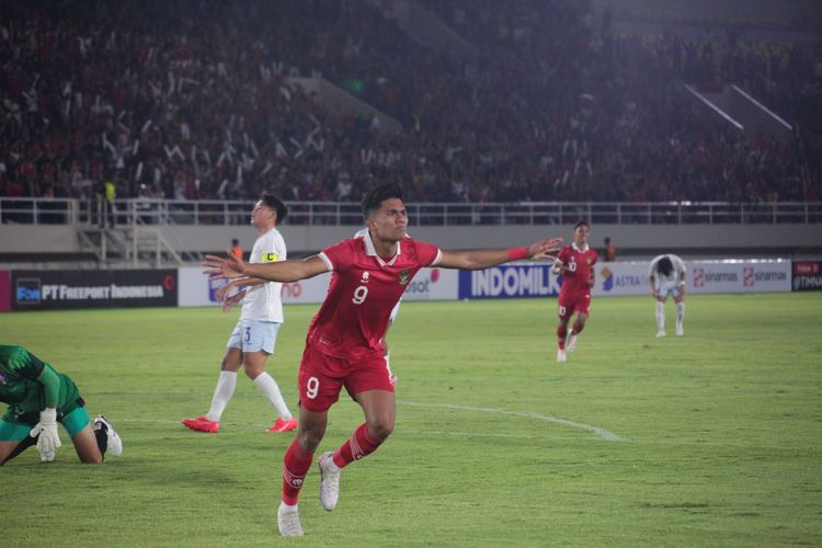 Penyerang Timnas U23 Indonesia, Ramadhan Sananta, melakukan selebrasi setelah mencatatkan gol ke gawang Taiwan pada laga Kualifikasi Piala Asia 2024 di Stadion Manahan, Solo, pada Sabtu (9/9/2023).