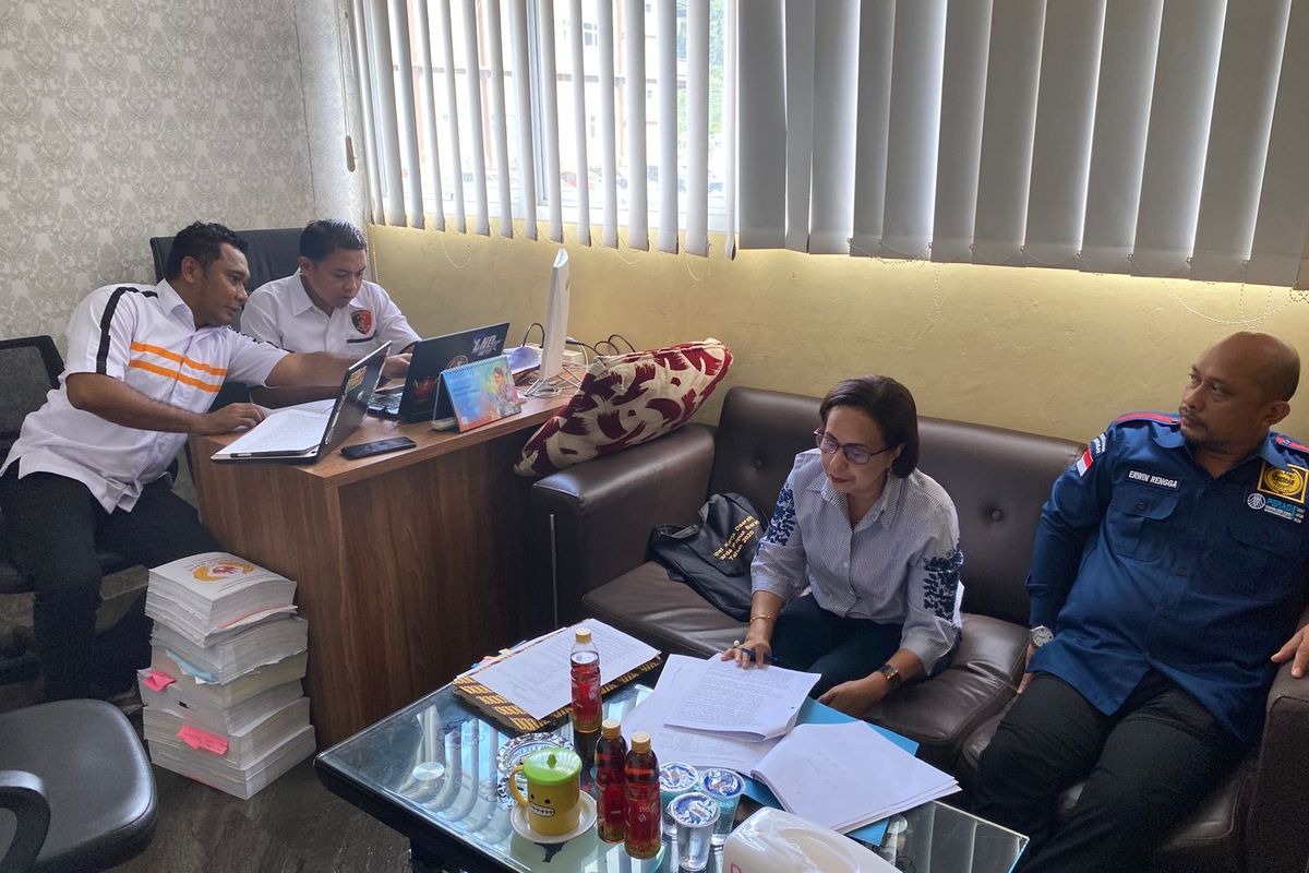 Tersangka LS menjalani pemeriksaan oleh penyidik Ditreskrimsus Polda Papua barat Rabu (17/5/2023)