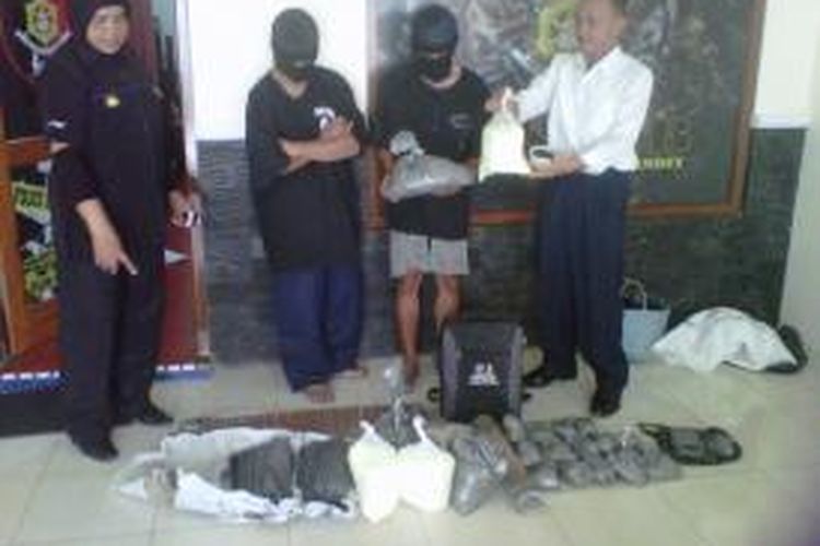 Dua tersangka penjual serbuk obat mercon diamankan aparat Polres Magelang Kota, Kamis (2/7/2015).