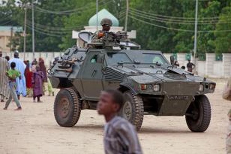 Militer Nigeria tengah berpatroli di kota Maiduguri mengendari sebuah kendaraan lapis baja. Para tentara Nigeria mengeluh persenjataan yang mereka gunakan tak berdaya melawan persenjataan Boko Haram.