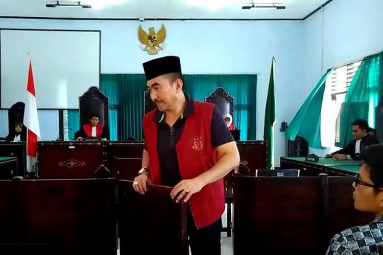 Gatot Brajamusti usai menjalani sidang di Pengadilan Negeri Mataram, Senin (9/1/2017).