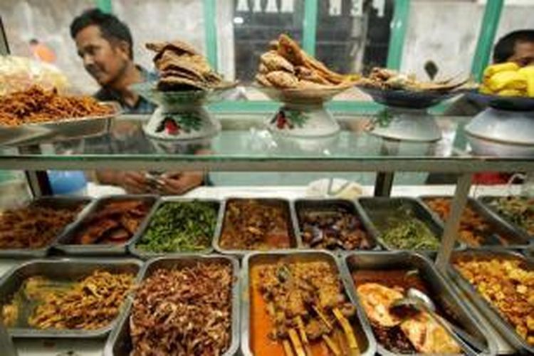 Menu makanan di warung tegal di kawasan Kemandoran, Jakarta, Selasa (2/7/2013).  