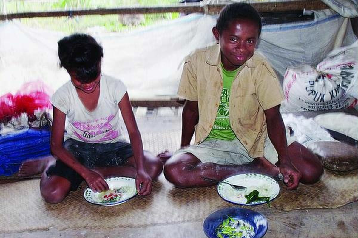 Anton Nabu Mone  dan Mery Nabu, kakak beradik warga Desa Oeikiu, Kecamatan Amanuban Selatan, Timor Tengah Selatan, Nusa Tenggara Timur, duduk sambil makan nasi dengan sayur seadanya. Mereka membeli nasi dan sayur tersebut di pasar setelah menjual buah asam. Harga beras di pasar tradisional Batu Putih, berjarak 25 kilometer dari Desa Oeikiu, mulai dari Rp 7.500 hingga Rp 12.000 per kilogram.