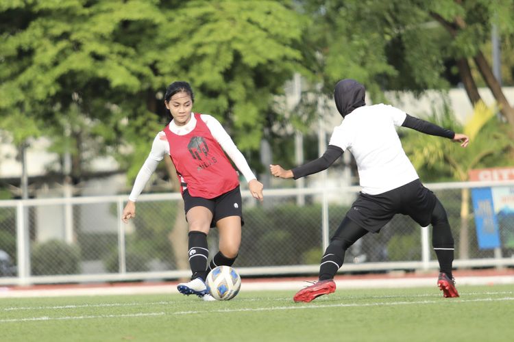 Timnas Putri Indonesia menjalani sesi latihan perdana di Stadion Binan, Filipina, pada Sabtu (2/7/2022) sore. Latihan ini dilakukan sebagai persiapan menuju Piala AFF Wanita 2022. (Dok. PSSI)