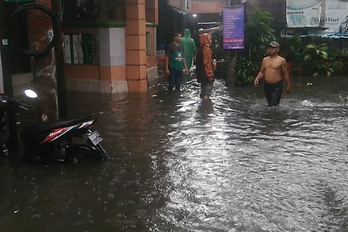 Sejumlah wilayah di Kecamatan Mampang Prapatan, Jakarta Selatan terendam banjir pada Kamis (18/2/2021) siang.