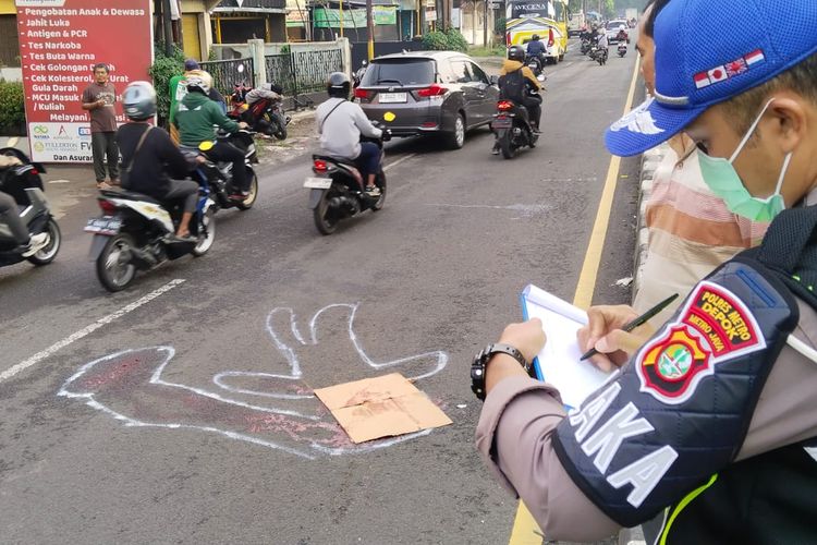 Titik kecelakaan lalu lintas yang melibatkan pengendara motor dan bis di Jalan Raya Bogor, Kota Depok, Sabtu (2/3/2024).
