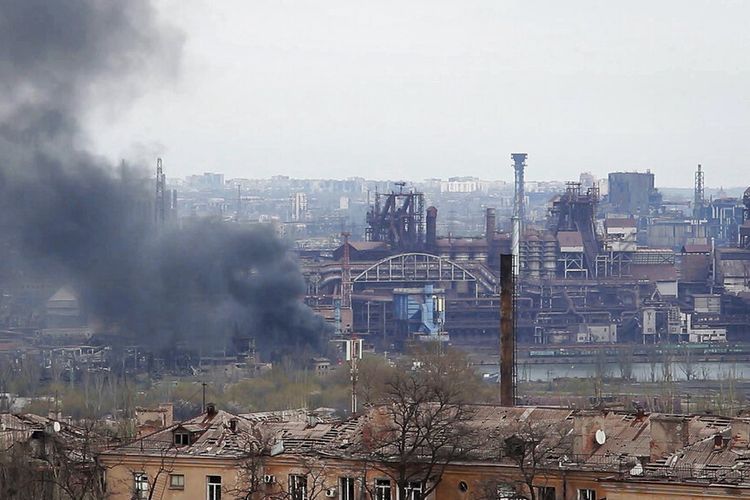 Dalam foto yang diambil dari video, asap naik dari pabrik baja Azovstal di Mariupol, wilayah di bawah pemerintahan Republik Rakyat Donetsk, Ukraina Timur, Selasa, 3 Mei 2022. 