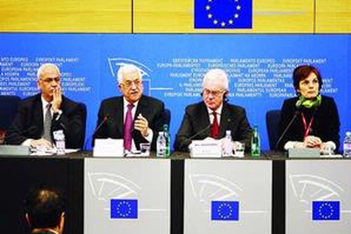 Presiden Palestina Mahmoud Abbas (kedua dari kiri) menyampaikan pidato di hadapan anggota Parlemen Eropa, Rabu (4/2), di Strasbourg, Perancis. Abbas mencoba menggalang dukungan untuk memperkuat posisinya sebagai pemersatu Palestina.   