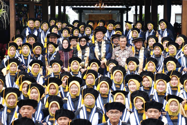 Gubernur Jawa Tengah Ahmad Luthfi foto bersama 101 lulusan SMA Unggulan CT Arsa Foundation Sukoharjo, Sabtu (28/6/2025).