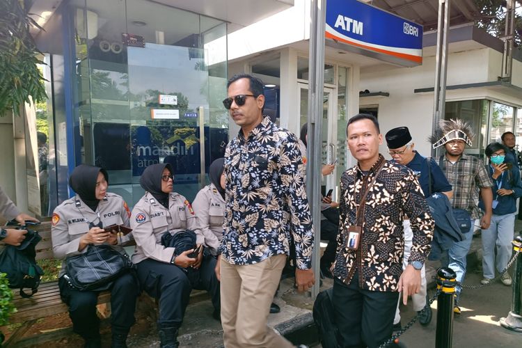 Haris Azhar dan Fatia Maulidiyanti tiba di Pengadilan Negeri (PN) Jakarta Timur pada 09.34 WIB, Senin (3/4/2023).