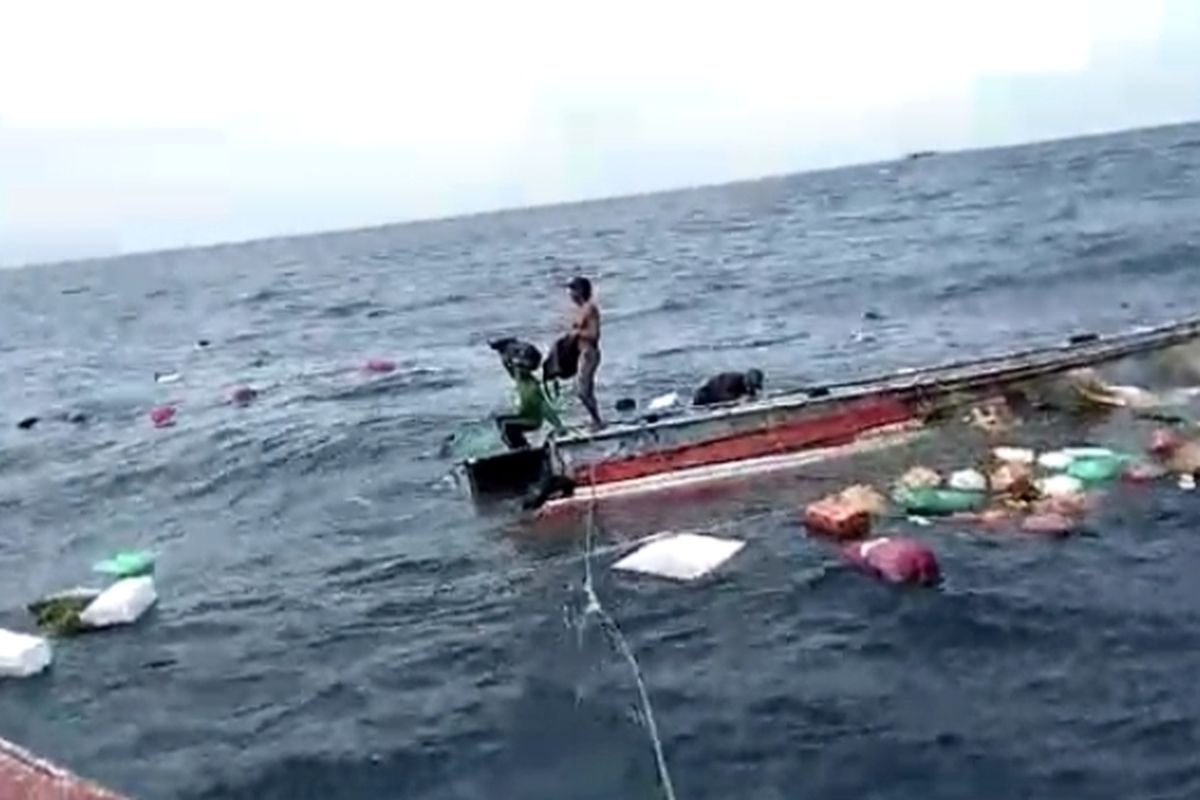 Suasana kapal mesin (KM) Nurul Hidayah yang tenggelam di perairan Kepulauan Seribu pada Jumat (23/12/2022) pagi. Kapal tenggelam setelah mesin mati dan terombang-ambing di lautan. 