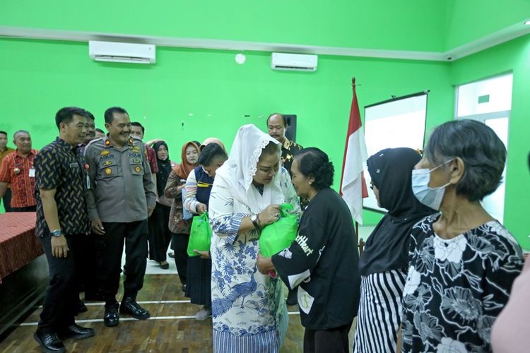 Wali Kota Semarang Hevearita Gunaryanti Rahayu dalam kegiatan penyaluran Bantuan Langsung Tunai (BLT) dari Dana Bagi Hasil Cukai Hasil Tembakau (DBHCHT) Tahun 2024 di Kantor Kecamatan Gajahmungkur, Selasa (10/9/2024).