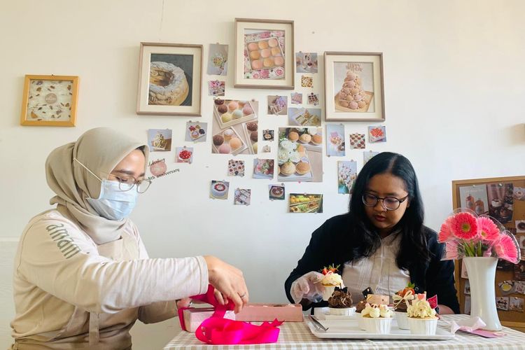 Fildzah Raihan (kanan) dan Fariza Almira (kiri), dua sahabat saat packing pesanan bisnis kue bersama di bawah nama Amami Sweets, Kota Malang, Selas (11/2/2025) siang. 