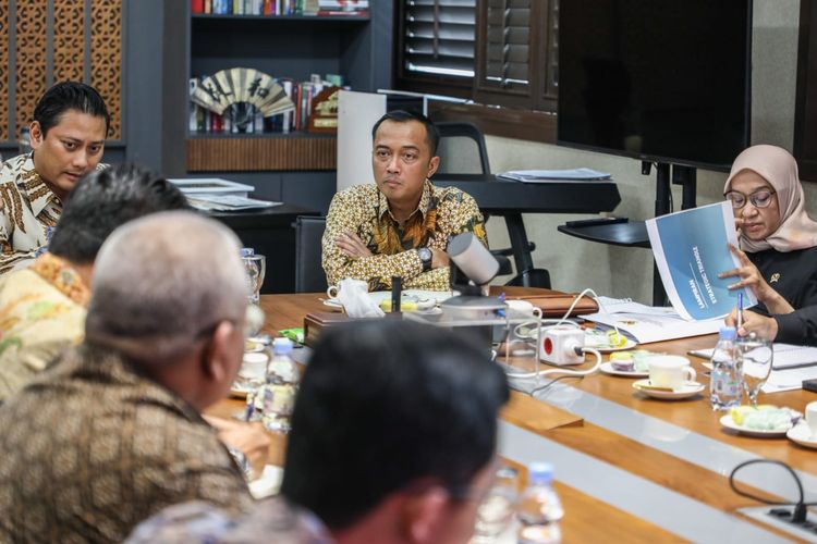 Menteri Pendayagunaan Aparatur Negara dan Reformasi Birokrasi (Menpan RB) Rini Widyantini melaksanakan rapat bersama Menteri Sekretaris Negara (Mensesneg) Prasetyo Hadi dan Wakil Menteri Keuangan (Wamenkeu) Thomas Djiwandono di Kantor Kementerian Sekretaris Negara (Kemensetneg), Selasa (12/11/2024). 
