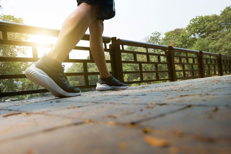 Jalan kaki di pagi hari bisa membantu kita lebih bersemangat ketika bekerja.