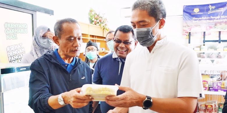 Kepala Badan Ketahanan Pangan Kementerian Pertanian Agung Hendriadi (kiri) dan Wakil Wali Kota Bogor Dedie Abdul Rachim (kanan) mengunjungi outlet Pasar Mitra Tani (PMT) dan Gerai Pangan Lokal (GPL) pada Minggu (28/3/2021).