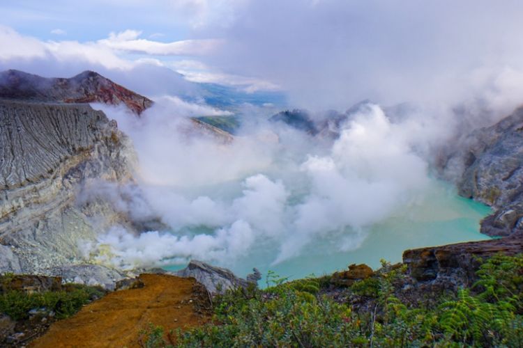 Kawah Gunung Ijen diambil pada Mei 2016.