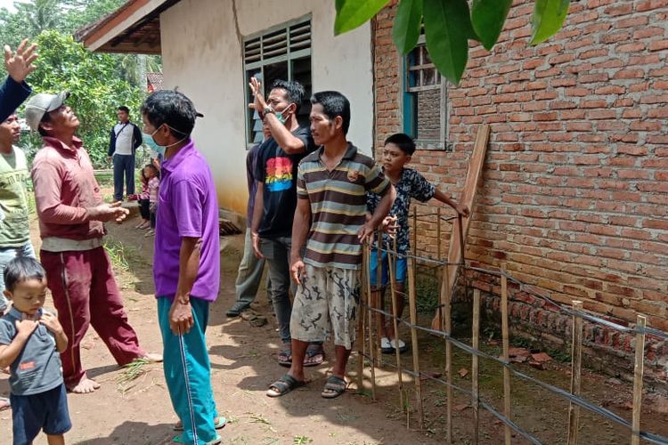 Lokasi batu yang diduga meteorit di belakang rumah warga di Lampung Tengah. (FOTO: Dok. Warga)