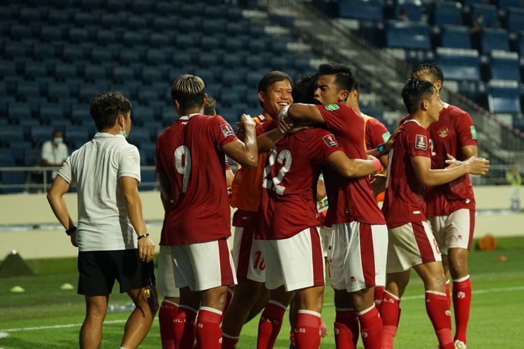 Skuad timnas Indonesia merayakan gol ke gawang Thailand pada laga lanjutan Kualifikasi Piala Dunia 2022 Zona Asia di Stadion Al Maktoum, UEA, Kamis (3/6/2021) malam WIB.