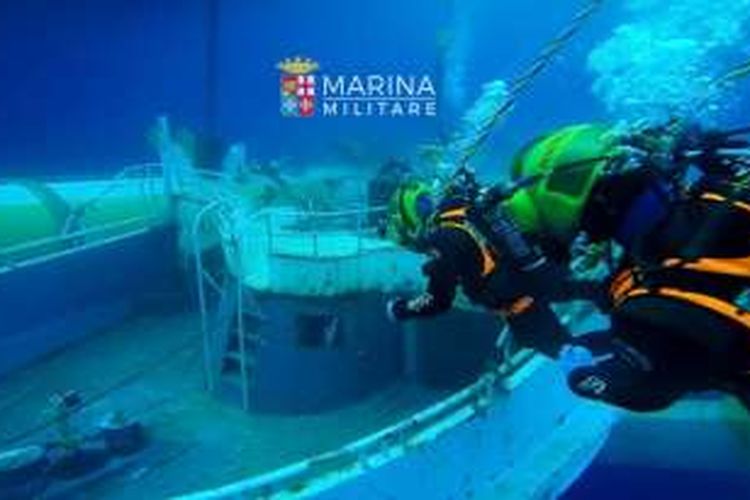 Kapal pengangkut migran yang tenggelam di perairan lepas Pantai Sisilia, berhasil diangkat oleh Angkatan Laut Italia dari kedalaman 1.200 kaki dari dasar laut (28/6/2016).