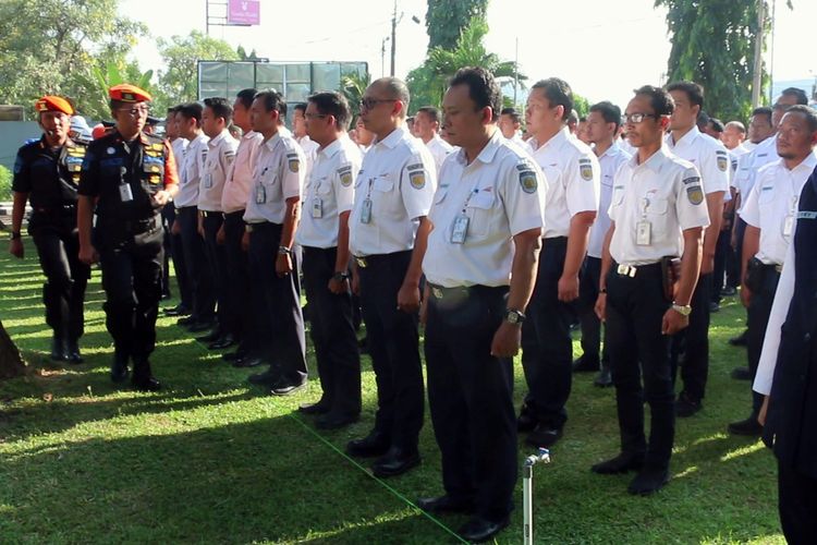 Tamsil Nurhamedi, Vice Presiden PT KAI Daop III Cirebon melakukan pengecekan pada sejumlah 482 personel gabungan internal TNI dan POLRI, dalam apel gelar pasukan 2019, di kantor setempat, Minggu (26/5/2019). Mereka melakukan berbagai kesiapan untuk memastikan proses arus mudik balik berjalan aman dan lancar.