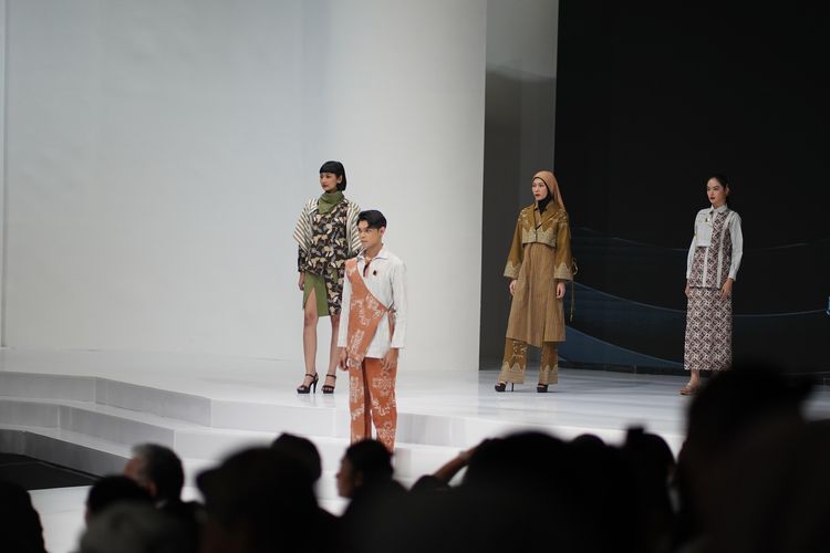 Model menampilkan busana batik khas Mojokerto di Indonesia Fashion Week 2024, Senayan JCC, Jakarta Pusat, Kamis (28/03/2024).