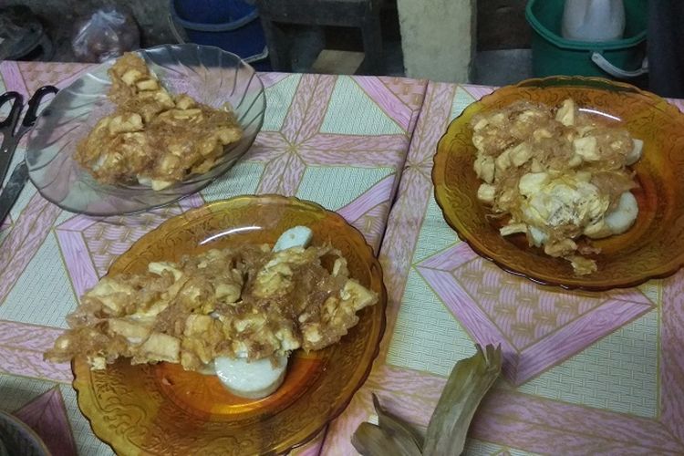 Lontong dan tahu yang digoreng dengan adonan telur dadar sebelum ditambah aneka sayur dan bumbu kuah cair tahu tepo. Tahu tepo merupakan salah satu kuliner khas Ngawi yang wajib dicoba ketika berkunjung.