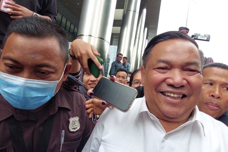 Sekretaris Daerah (Sekda) Provinsi Riau, S.F. Haryanto hanya tersenyum memamerkan barisan giginya usai menjalani klarifikasi Laporan Harta Kekayaan Penyelenggara Negara (LHKPN), Senin (22/5/2023).