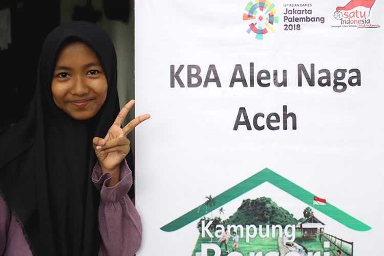 Anak dari salah satu kelompuk wanita usaha kerupuk tempe di Desa Alue Naga, salah satu program CSR Astra di Aceh, Minggu (30/12/2018).