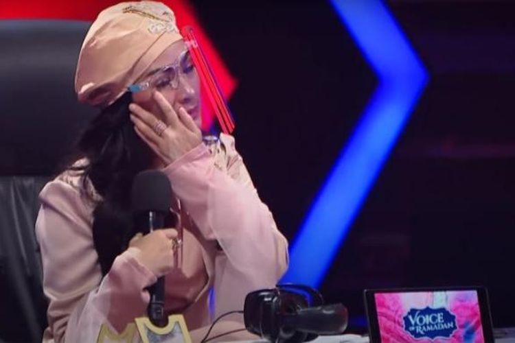 Iis Dahlia tersentuh hingga meneteskan air mata karena penampilan duet Dion dan Angga di acara Voice of Ramadan.
