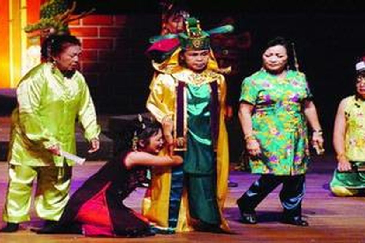  "Sampek Engtay", dari Teater Koma sampai Basiyo KOMPAS/WAWAN H PRABOWO  Menyambut peringatan Hari Kartini, Ketoprak Kartini Mataram Yogyakarta mementaskan Sampek Engtay di Taman Budaya Yogyakarta, 12 April 2012. Pentas ini juga digelar dengan misi menjadikan ketoprak sebagai daya tarik bagi wisatawan di Yogyakarta. 