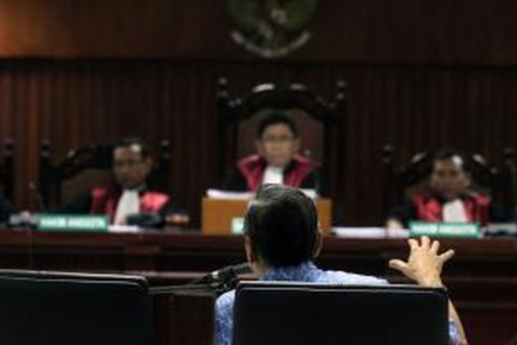 Wakil Presiden Boediono bersaksi dalam sidang mantan Deputi Bidang IV Pengelolaan Devisa Bank Indonesia Budi Mulya di Pengadilan Tindak Pidana Korupsi, Jakarta, Jumat (9/5/2014). Budi didakwa karena diduga terlibat kasus korupsi pemberian fasilitas pendanaan jangka pendek (FPJP) pada Bank Century dan penetapan Century sebagai bank gagal berdampak sistemik.