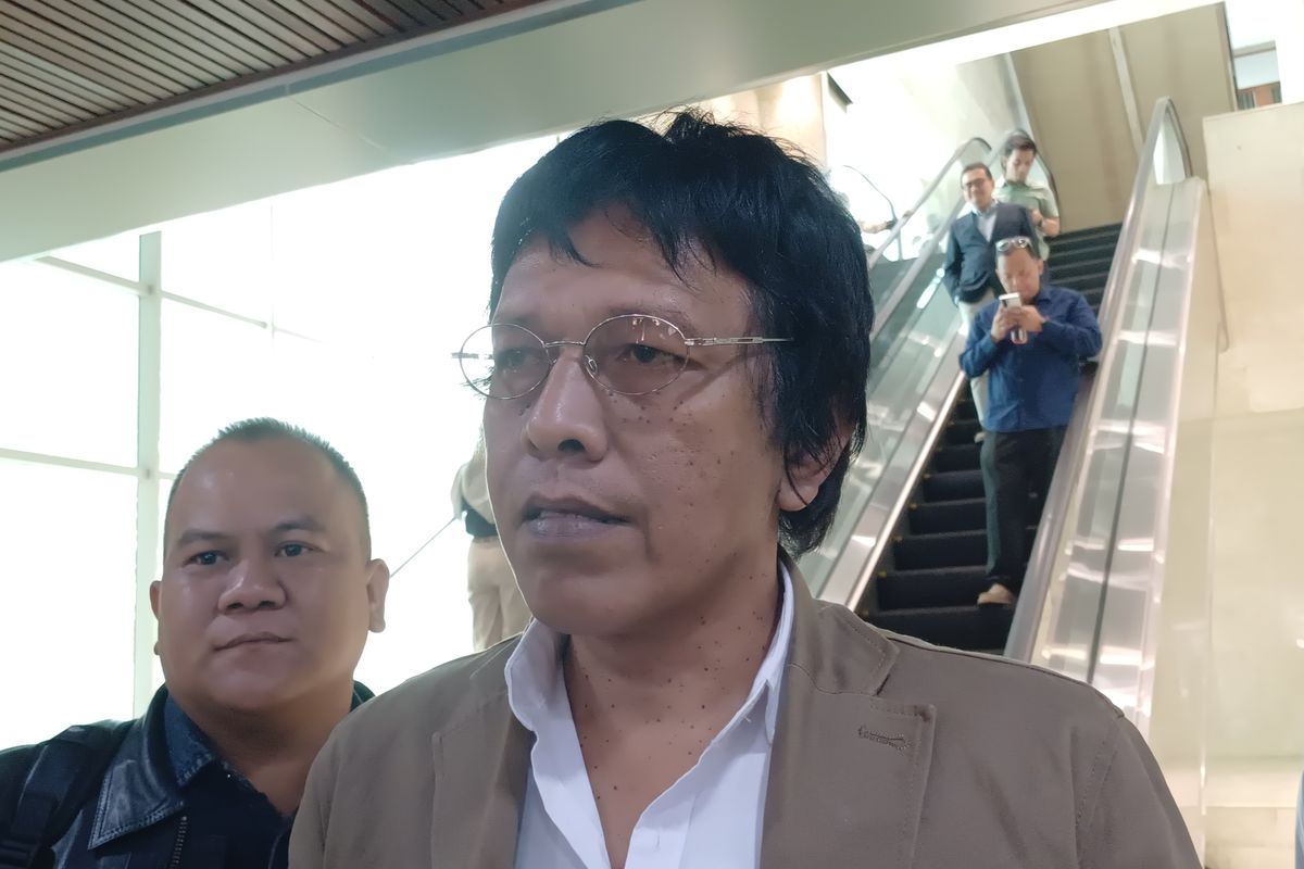 Anggota Komisi V DPR RI dari Fraksi PDI-P Adian Napitupulu di Kompleks Parlemen, Jakarta, Rabu (5/3/2025).
