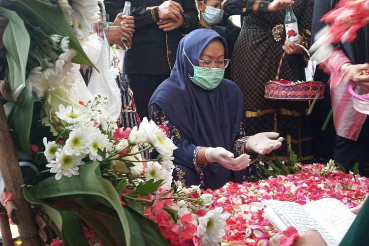 Bupati Bogor Ade Yasin bersama keluarga menghadiri pemakaman suami, Yanwar Permadi di Taman Makam Pahlawan (TMP), Pondok Rajeg, Cibinong, Kabupaten Bogor, Kamis (24/9/2020).